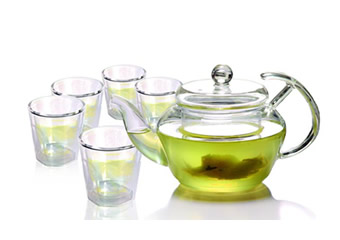 The glass tea set is casual and clear in the jasmine style